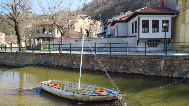 ÎÎ¹Î±ÏÎ¬Î½ÎµÎ¹Î± 31 Î±ÏÏ 35: On the riverside of Sakoulevas can still be found well preserved traditional houses built in a Balkan style.