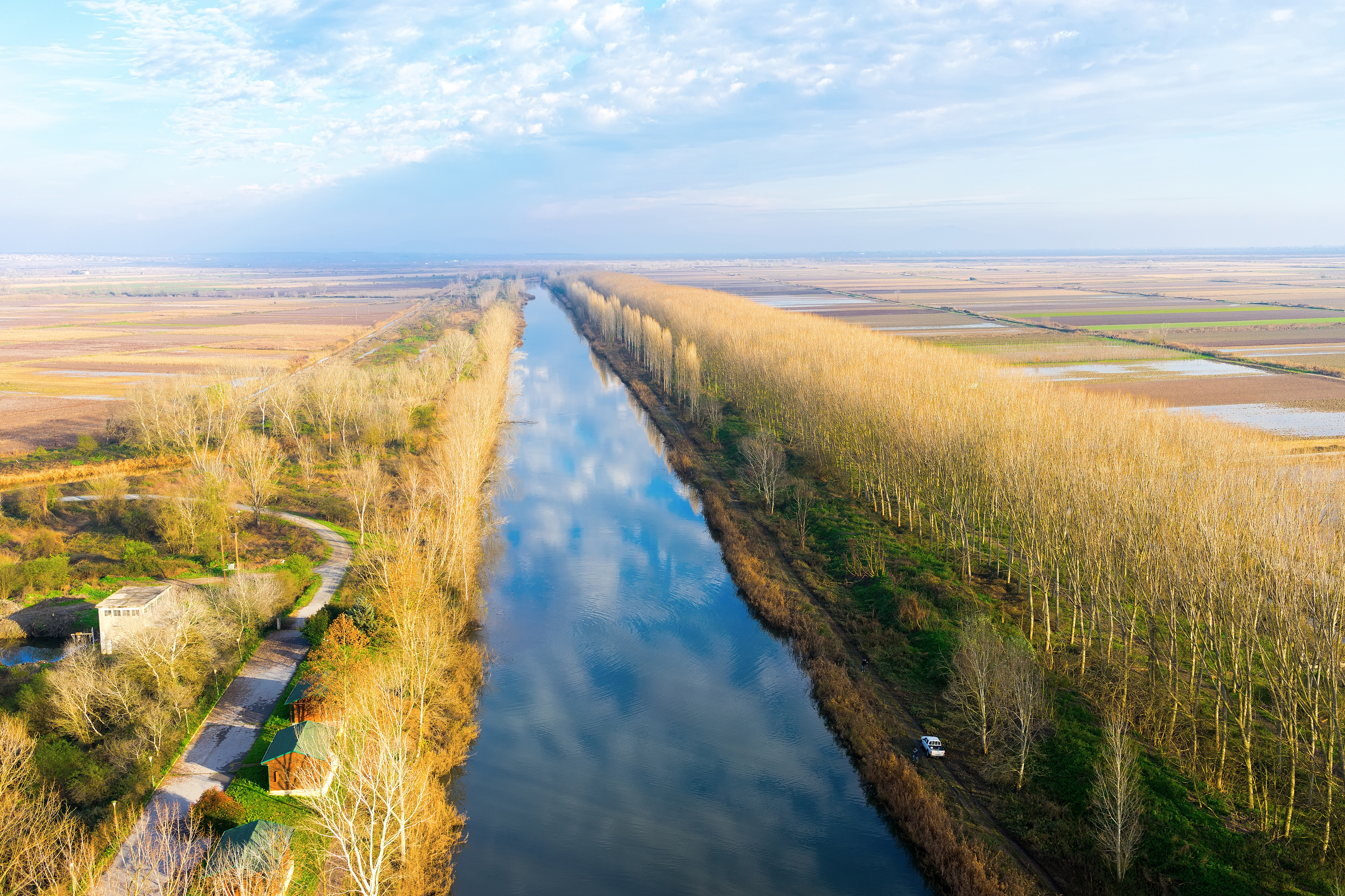 ÎÎ¹Î±ÏÎ¬Î½ÎµÎ¹Î± 24 Î±ÏÏ 35: aerial view of loudias river in north Greece, in the winter season