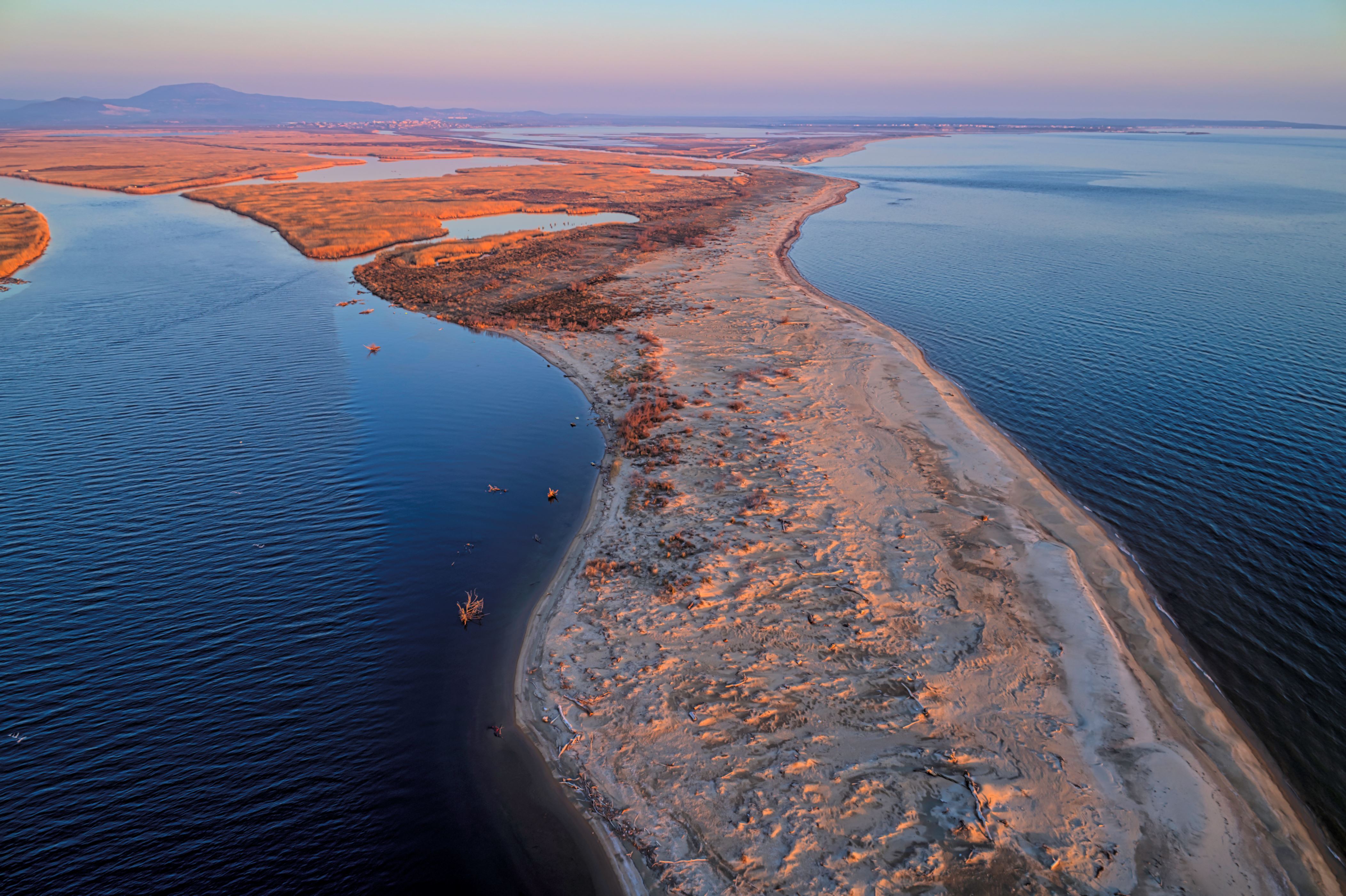 ÎÎ¹Î±ÏÎ¬Î½ÎµÎ¹Î± 25 Î±ÏÏ 35: The magnificent Delta of Evros. In Evros Delta hundreds of thousands of birds find shelter and food all year round, while it constitutes a very important natural resource for the local community, because of his value for fishing, stock breeding, agriculture, climate, flood protection, education, recreation, science.