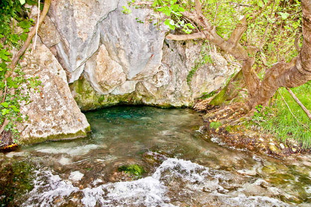 ÎÎ¹Î±ÏÎ¬Î½ÎµÎ¹Î± 12 Î±ÏÏ 35: Akilles's springs in gorge Acheron  river , Greece.