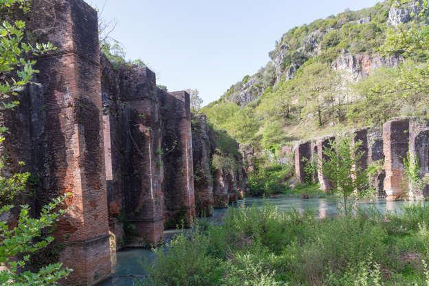 ÎÎ¹Î±ÏÎ¬Î½ÎµÎ¹Î± 16 Î±ÏÏ 35: Roman aqueduct abadoned  in the village of Agios Georgios Preveza  Greece