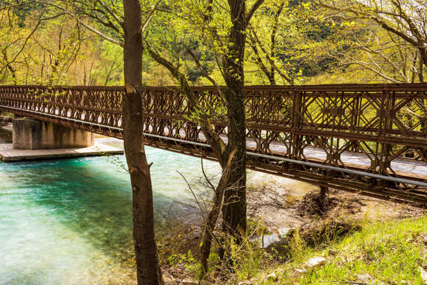 ÎÎ¹Î±ÏÎ¬Î½ÎµÎ¹Î± 17 Î±ÏÏ 35: A metallic bridge across a mountain river at Evrytania, Greece