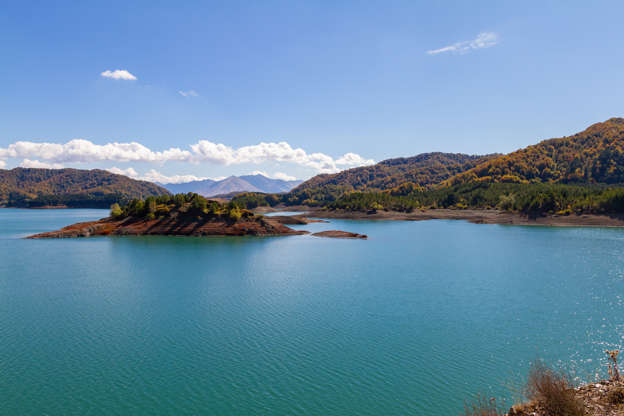 ÎÎ¹Î±ÏÎ¬Î½ÎµÎ¹Î± 28 Î±ÏÏ 35: View of the scenic Aoos artificial lake in Epirus, northern Greece