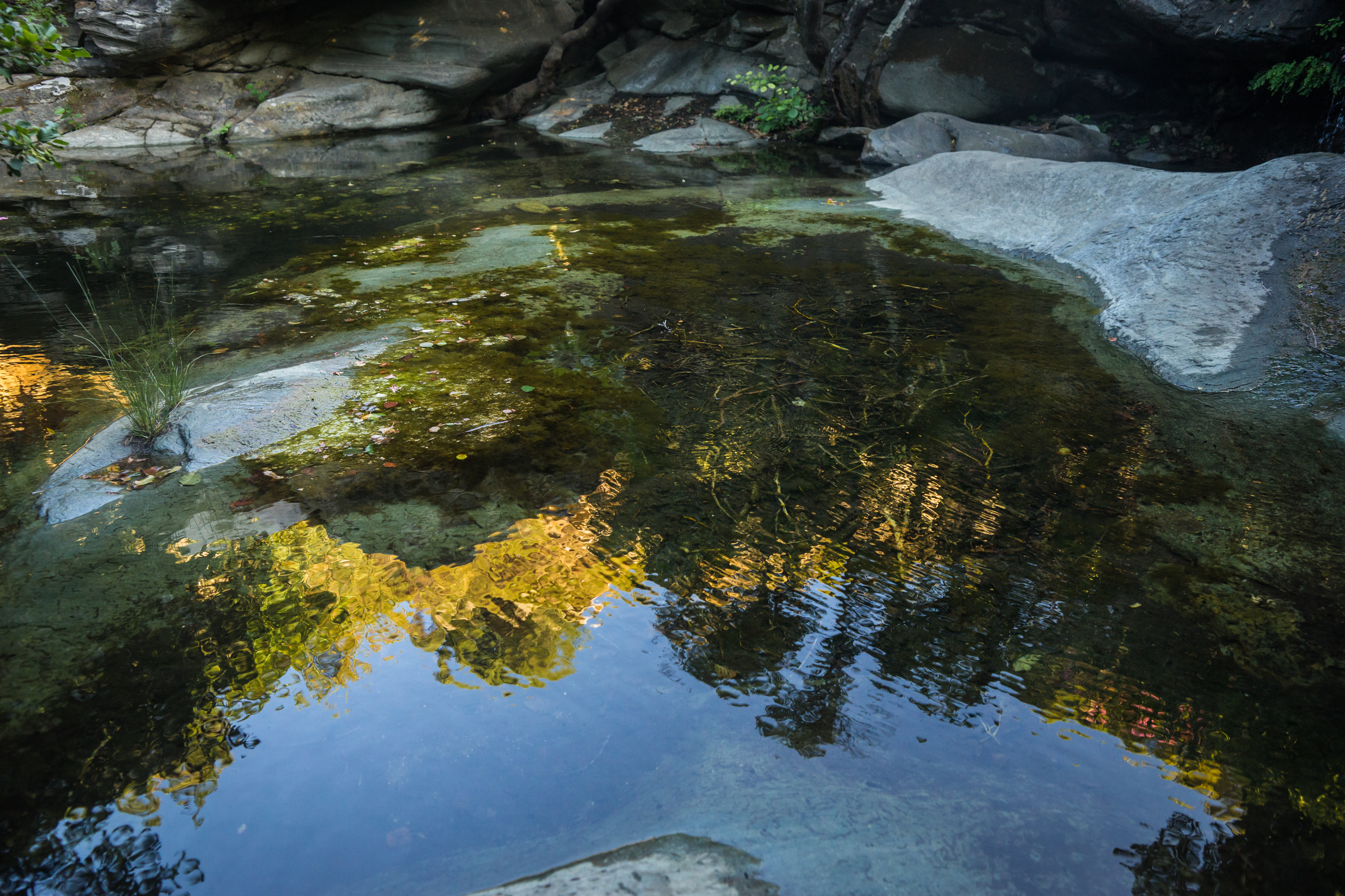 ÎÎ¹Î±ÏÎ¬Î½ÎµÎ¹Î± 14 Î±ÏÏ 35: Scenic landscape with the river and reflection in water on the island of Andros, Greece