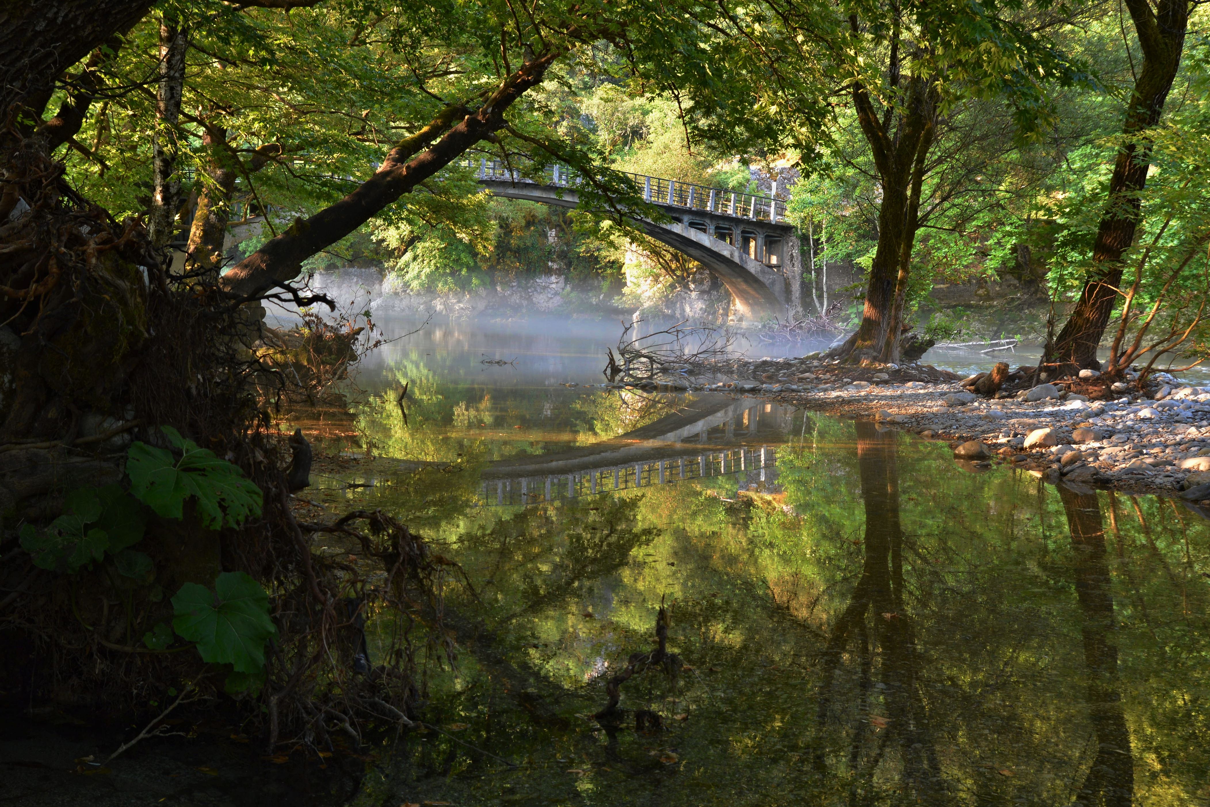 ÎÎ¹Î±ÏÎ¬Î½ÎµÎ¹Î± 8 Î±ÏÏ 35: Morning mist above the Voidomatis river near the Papigo bridge at Zagori, Epirus, Greece.