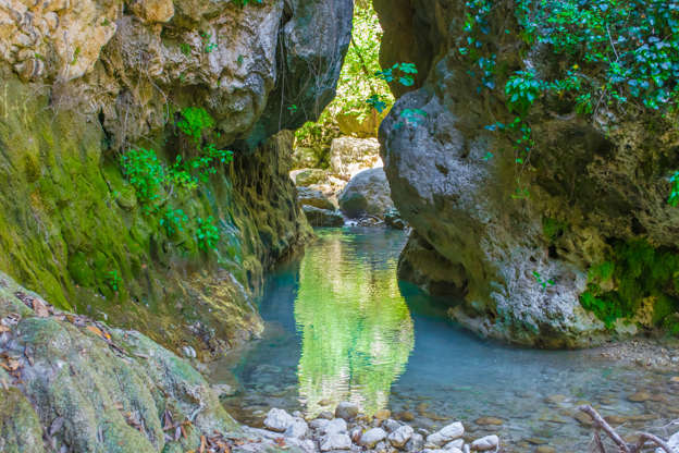 ÎÎ¹Î±ÏÎ¬Î½ÎµÎ¹Î± 27 Î±ÏÏ 35: View of a stream reflecting the scenery around of rocks with moss