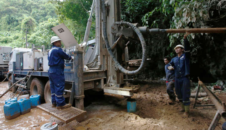 Slide 20 de 114: Workers operate a machinery in attempts to drain the water from a cave where 12 boys and their soccer coach have been missing, in Mae Sai, Chiang Rai province in northern Thailand, Friday, June 29, 2018. Floodwaters have reached near the entrance of the cave despite attempts to drain the water so rescuers can search farther into the complex. (AP Photo/Sakchai Lalit)