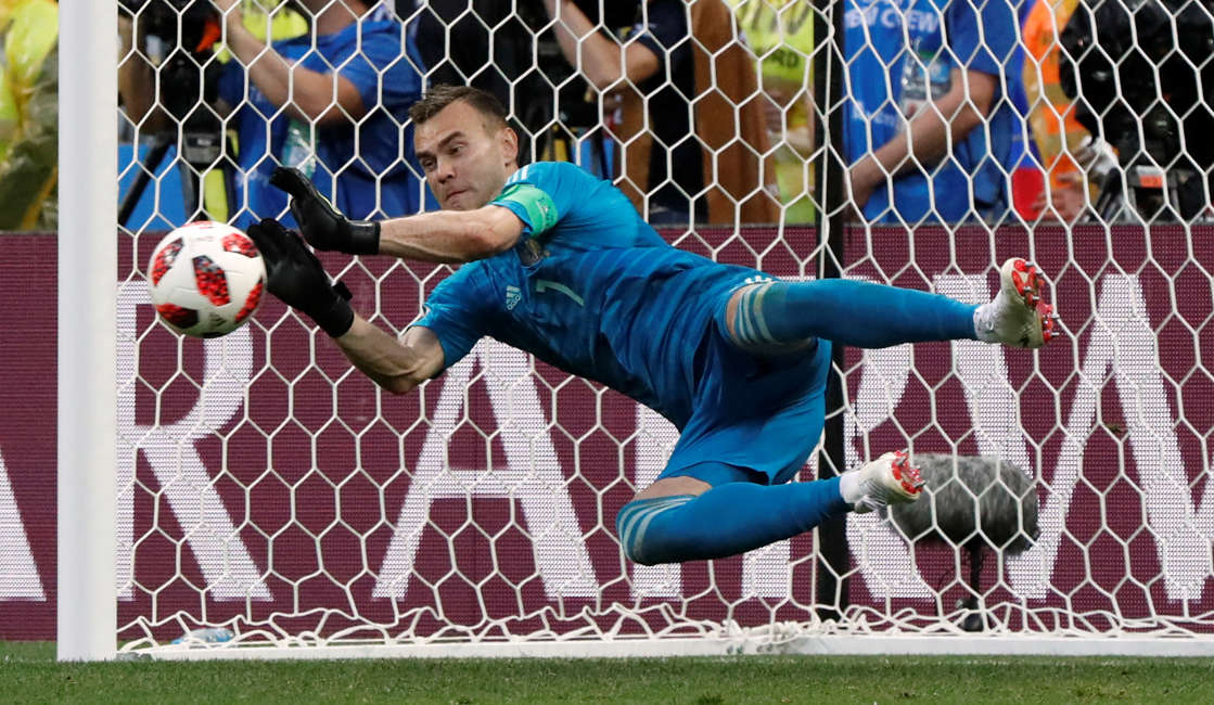 Soccer Football - World Cup - Round of 16 - Spain vs Russia - Luzhniki Stadium, Moscow, Russia - July 1, 2018 Russia's Igor Akinfeev saves a penalty from Spain's Koke during the shootout REUTERS/Grigory Dukor
