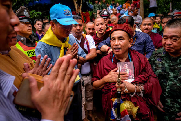 Slide 18 de 114: Famous Buddhist monk Kruba Boonchum of Shan State in Myanmar arrives to perform religious rituals in order to help finding the missing children and their coach at Khun Nam Nang Non Forest Park where a a soccer team has gone missing on June 30, 2018 in Chiang Rai, Thailand. Rescuers in northern Thailand looked for alternative ways into a flooded cave as they continued the search for 12 boys and their soccer coach who have been missing in Tham Luang Nang Non cave since Saturday night after monsoon rains blocked the main entrance. U.S. Forces and British divers joined the search as they worked their way through submerged passageways in the sprawling underground caverns as the search intensifies for the young soccer team, aged between 11 to 16, and their their 25-year-old coach.  (Photo by Linh Pham/Getty Images)