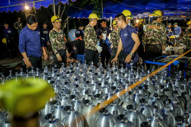 Slide 16 de 114: CHIANG RAI, THAILAND - JULY 01: Scuba tanks are delivered to the site for Thai navy & SEAL on July 01, 2018 in Chiang Rai, Thailand. Rescuers in northern Thailand looked for alternative ways into a flooded cave as they continued the search for 12 boys and their soccer coach who have been missing in Tham Luang Nang Non cave since Saturday night after monsoon rains blocked the main entrance. U.S. Forces and British divers joined the search as they worked their way through submerged passageways in the sprawling underground caverns as the search intensifies for the young soccer team, aged between 11 to 16, and their their 25-year-old coach. (Photo by Linh Pham/Getty Images)
