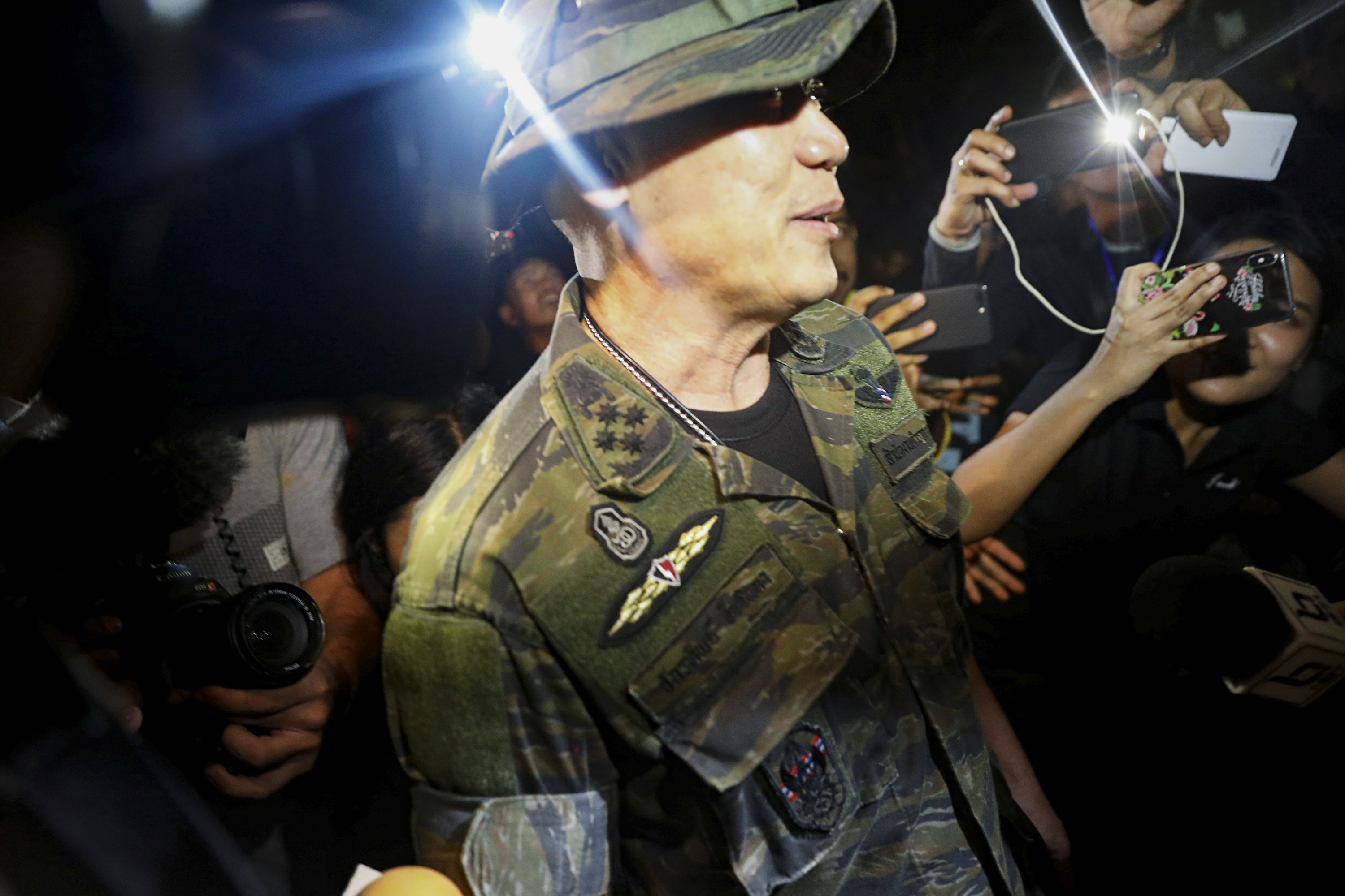 Slide 2 de 111: Journalists try to interview a military officer near the Tham Luang cave complex, as members of an under-16 soccer team and their coach have been found alive, according to a local media's report, in the northern province of Chiang Rai, Thailand, July 2, 2018. REUTERS/Soe Zeya Tun