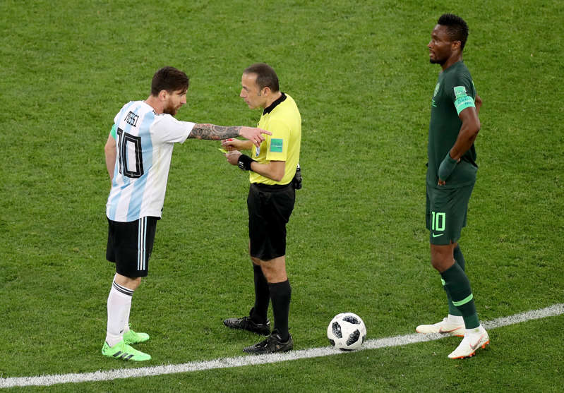 SAINT PETERSBURG, RUSSIA - JUNE 26:  Lionel Messi of Argentina argues wirth Referee Cuneyt Cakir during the 2018 FIFA World Cup Russia group D match between Nigeria and Argentina at Saint Petersburg Stadium on June 26, 2018 in Saint Petersburg, Russia.  (Photo by Francois Nel/Getty Images)
