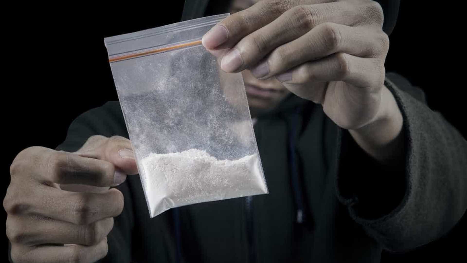 três funcionários do aeroporto de lisboa apanhados a traficar cocaína