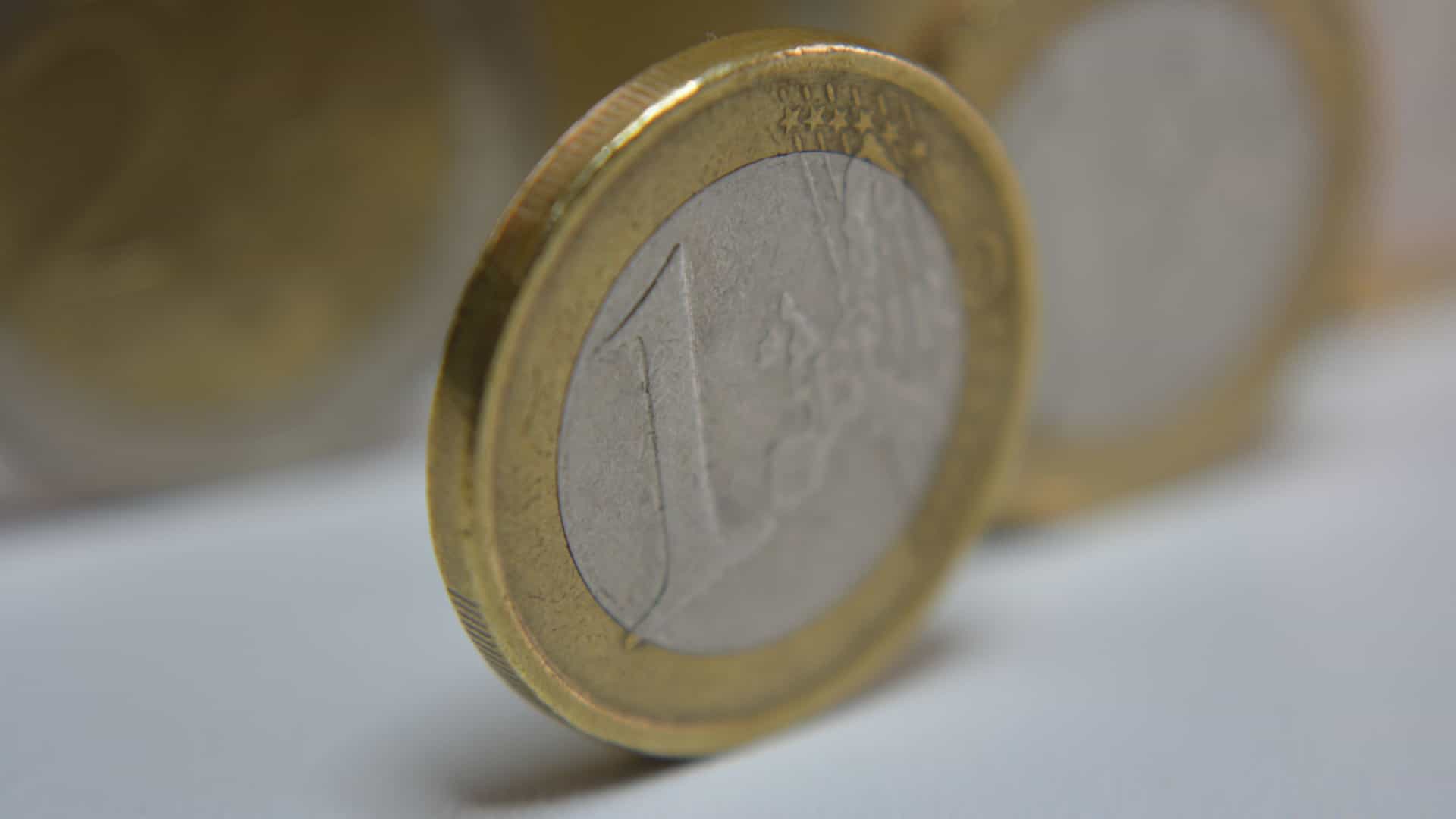 Euro recua e está perto da paridade com o dólar