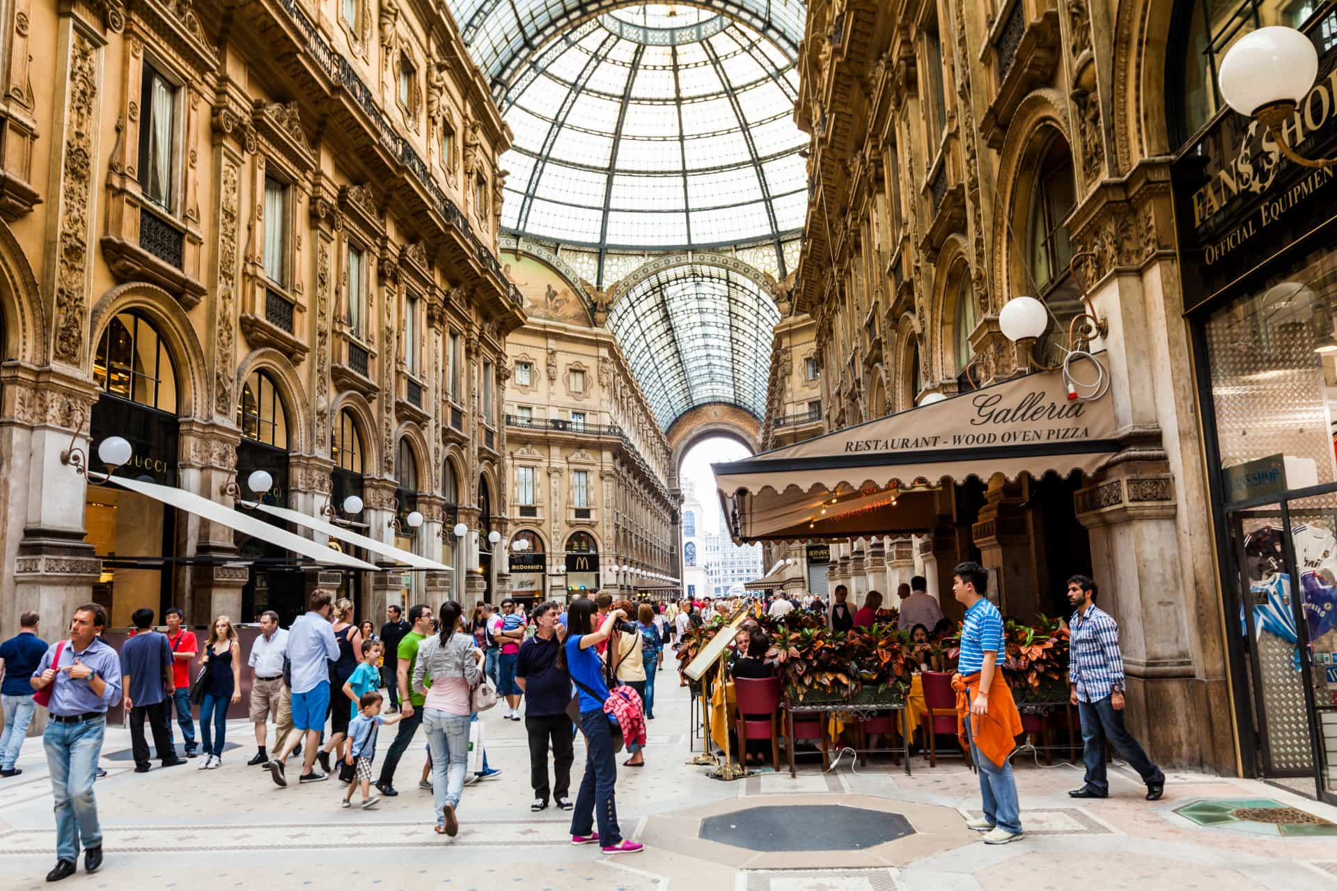 Milano shop. Галерея Витторио Эммануэле в Милане. Галерея в Милане возле Дуомо торговая.