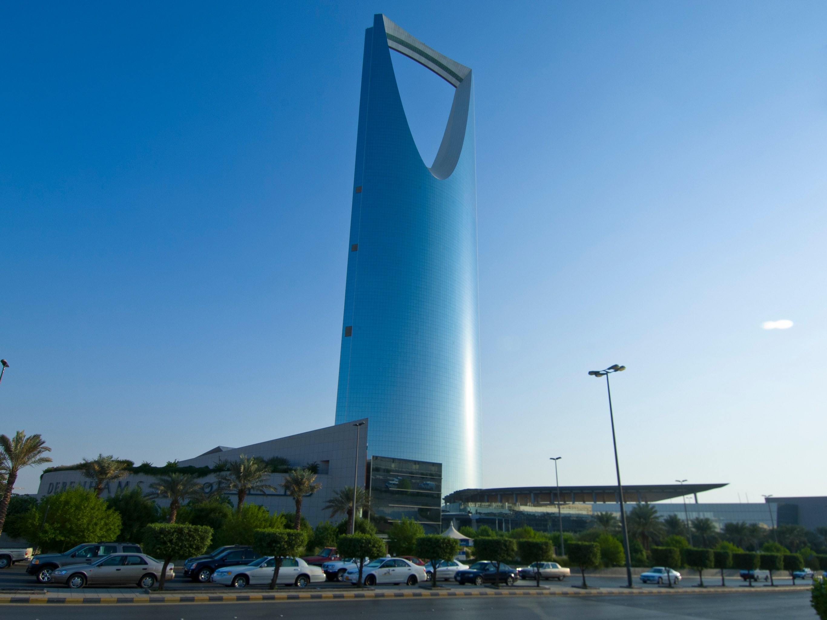 幻灯片 19 - 2: this is the kingdom tower in riyadh, saudi arabia