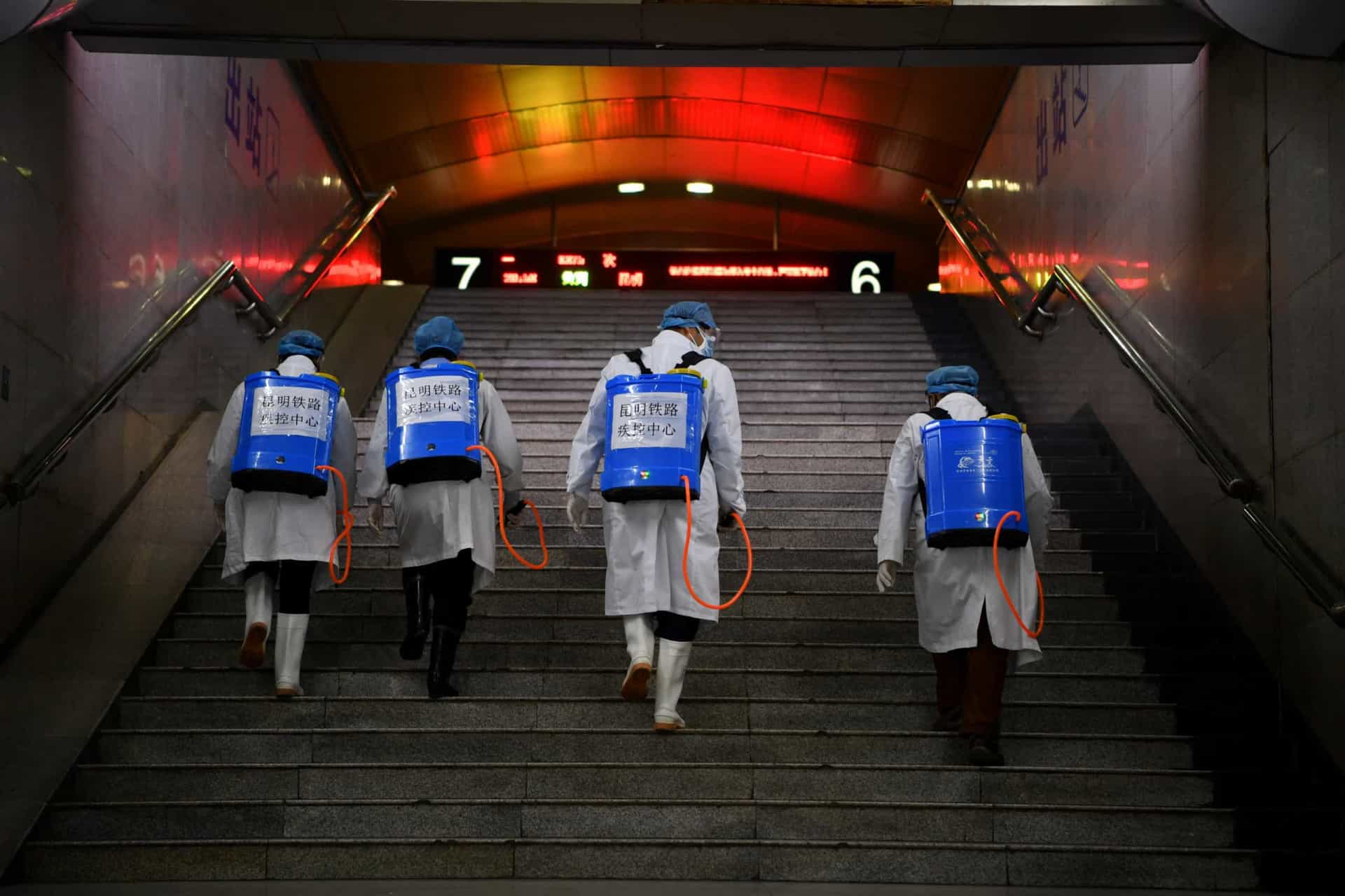 <p>Un equipo de sanitarios trabaja en las escaleras de acceso a la estación de tren de Kunming, en la provincia china de Yunnan.</p>