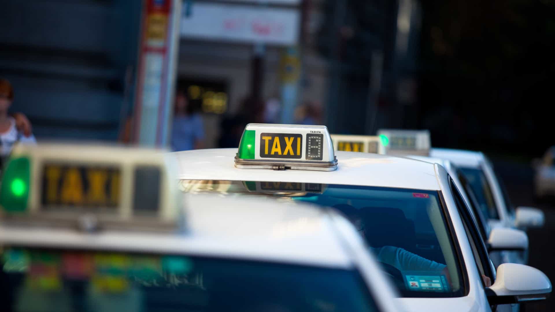 taxista entra em sentido proibido para alertar psp sobre passageiros