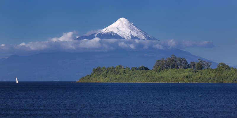 بركان أوسورنو في بحيرة لانكيهويو (تشيلي) - Henner Damke/Shutterstock الشريحة 9 من 52: Volcano Osorno at Llanquihue Lake (Chile)