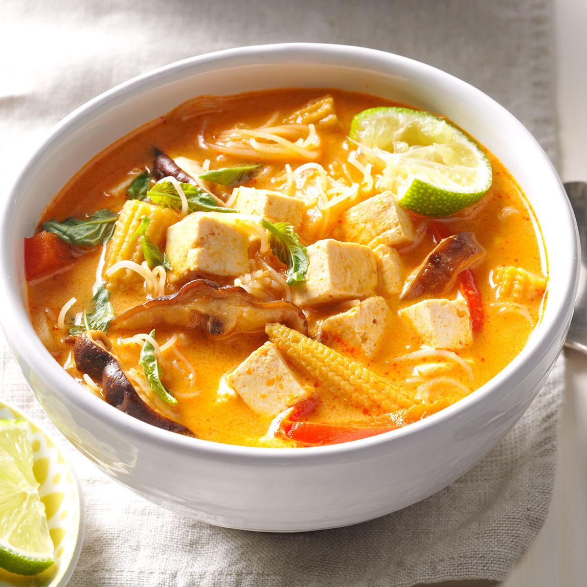 Суп с курицей и морковью. Суп карри. Тайский суп карри. Тайский куриный суп с карри. Карри нудл суп с курицей.