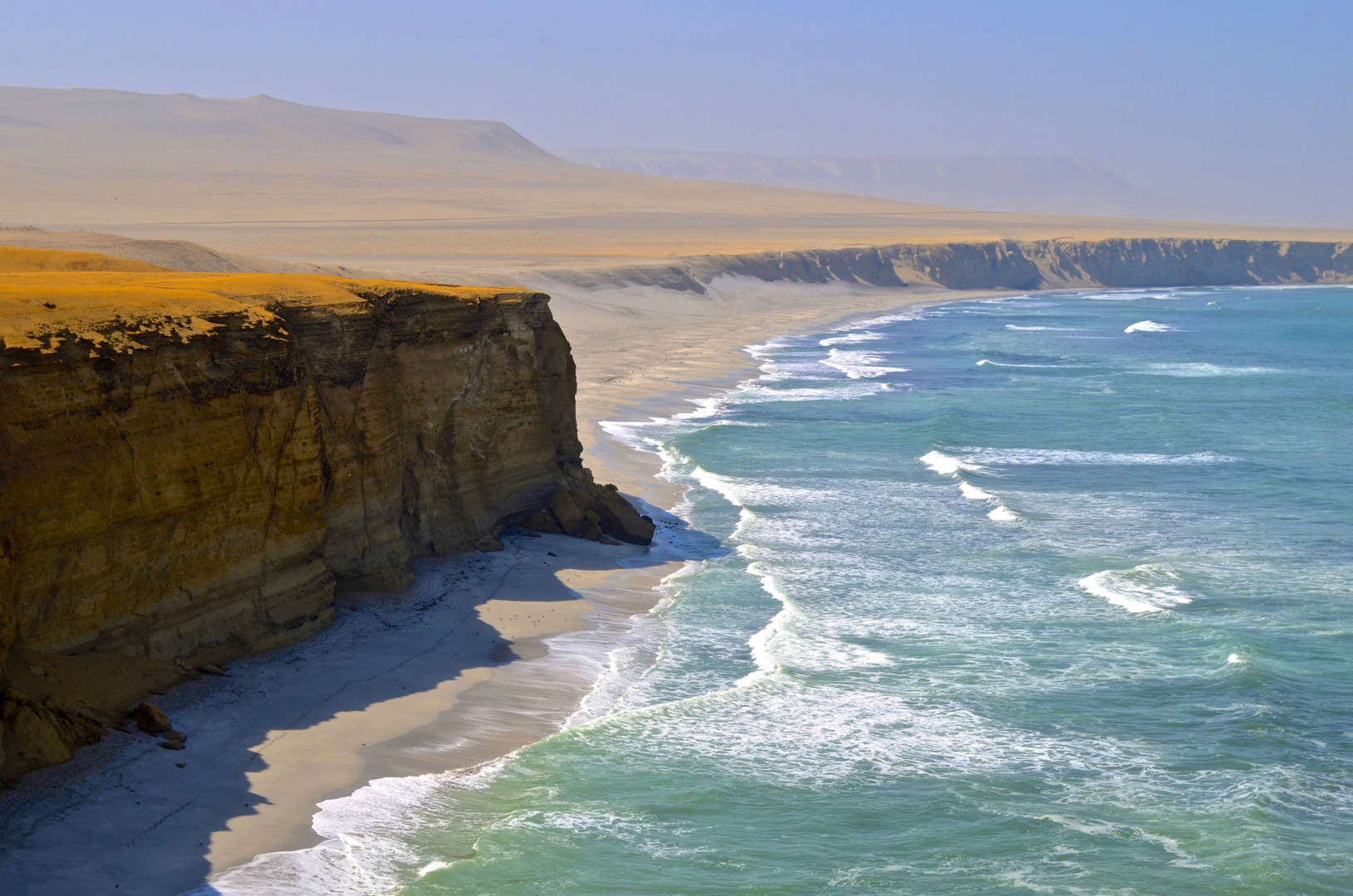 محمية باراكاس الوطنية، إيكا، بيرو. - Mark Green/Shutterstock الشريحة 4 من 41: The Paracas National Reserve, Ica, Peru.