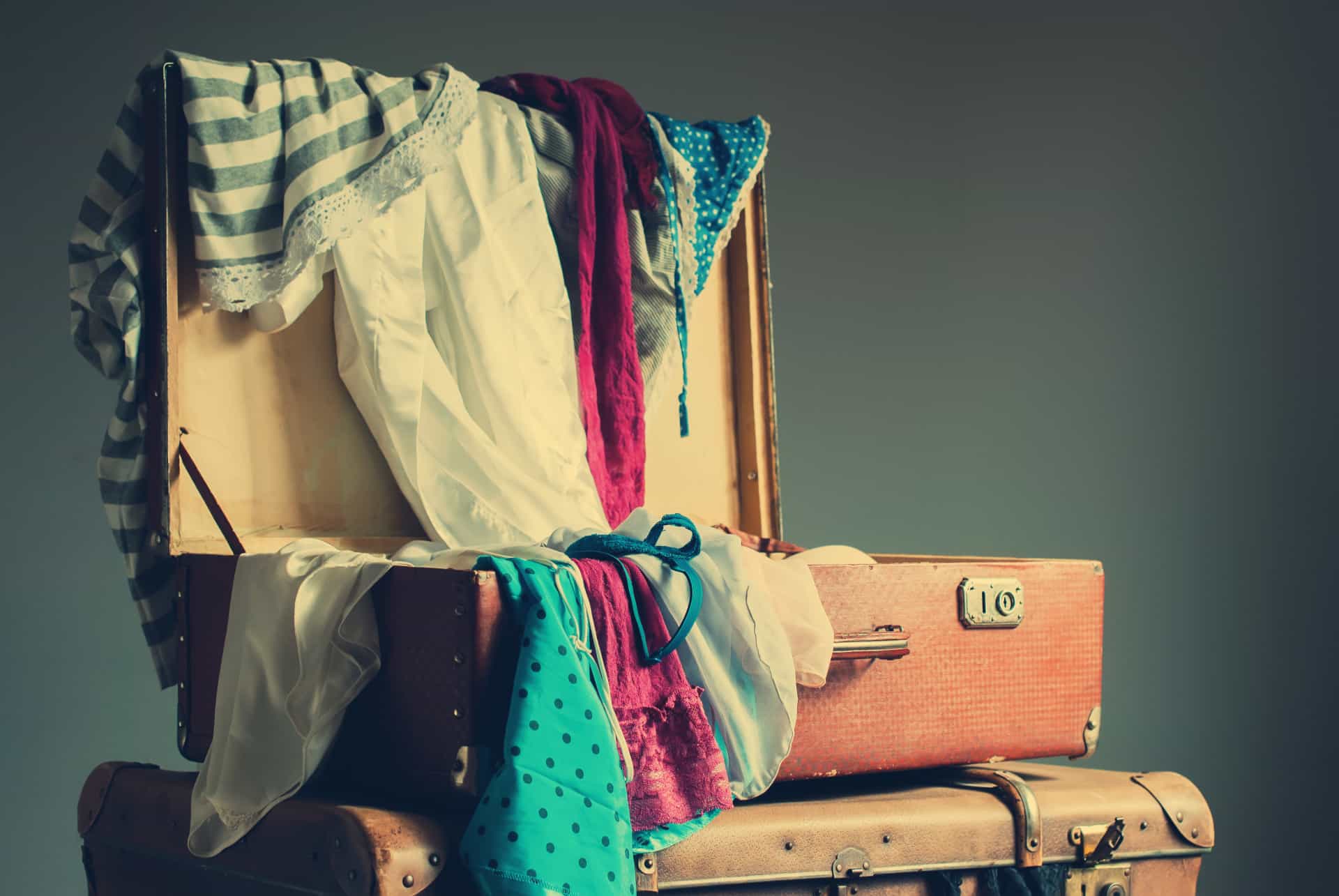 Diapositiva 5 de 45: Vende por internet ropa, accesorios u objetos que ya no usas, como libros, muebles, etc. Lo que a ti no te sirve, puede resultarle útil a otro.