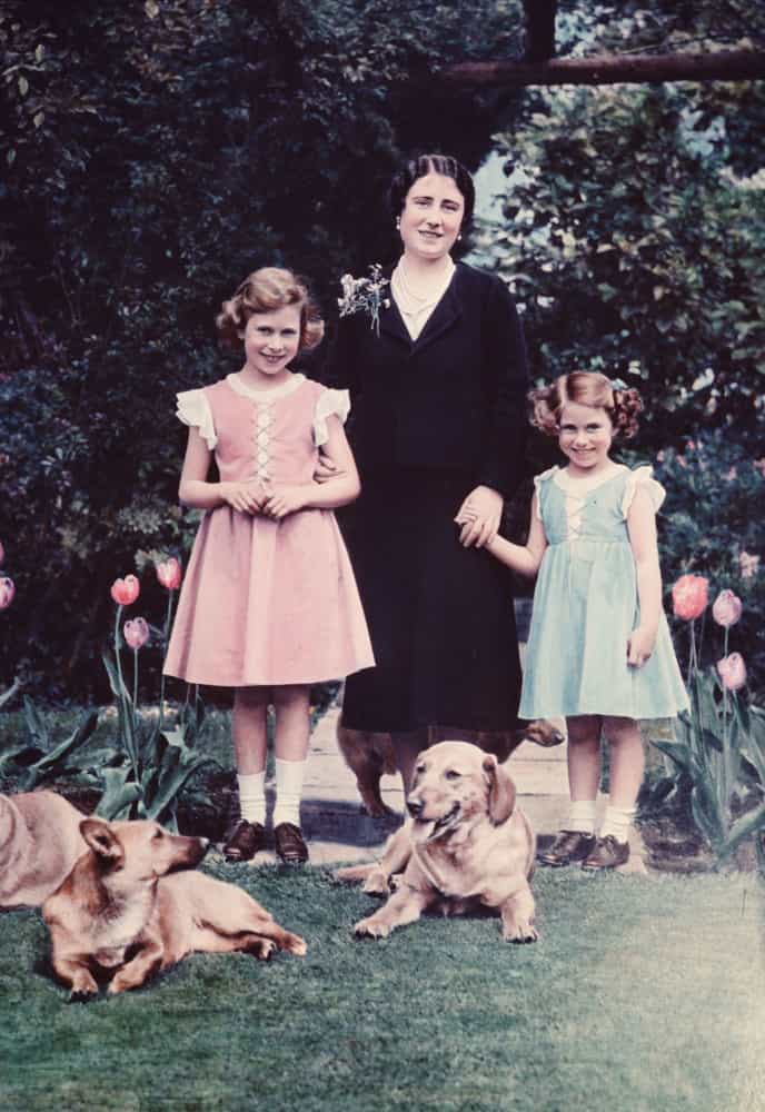 Prinzessinnen Elizabeth, links, und Margaret, rechts, mit ihrer Mutter im Juni 1936 im Garten der Royal Lodge in Windsor.
