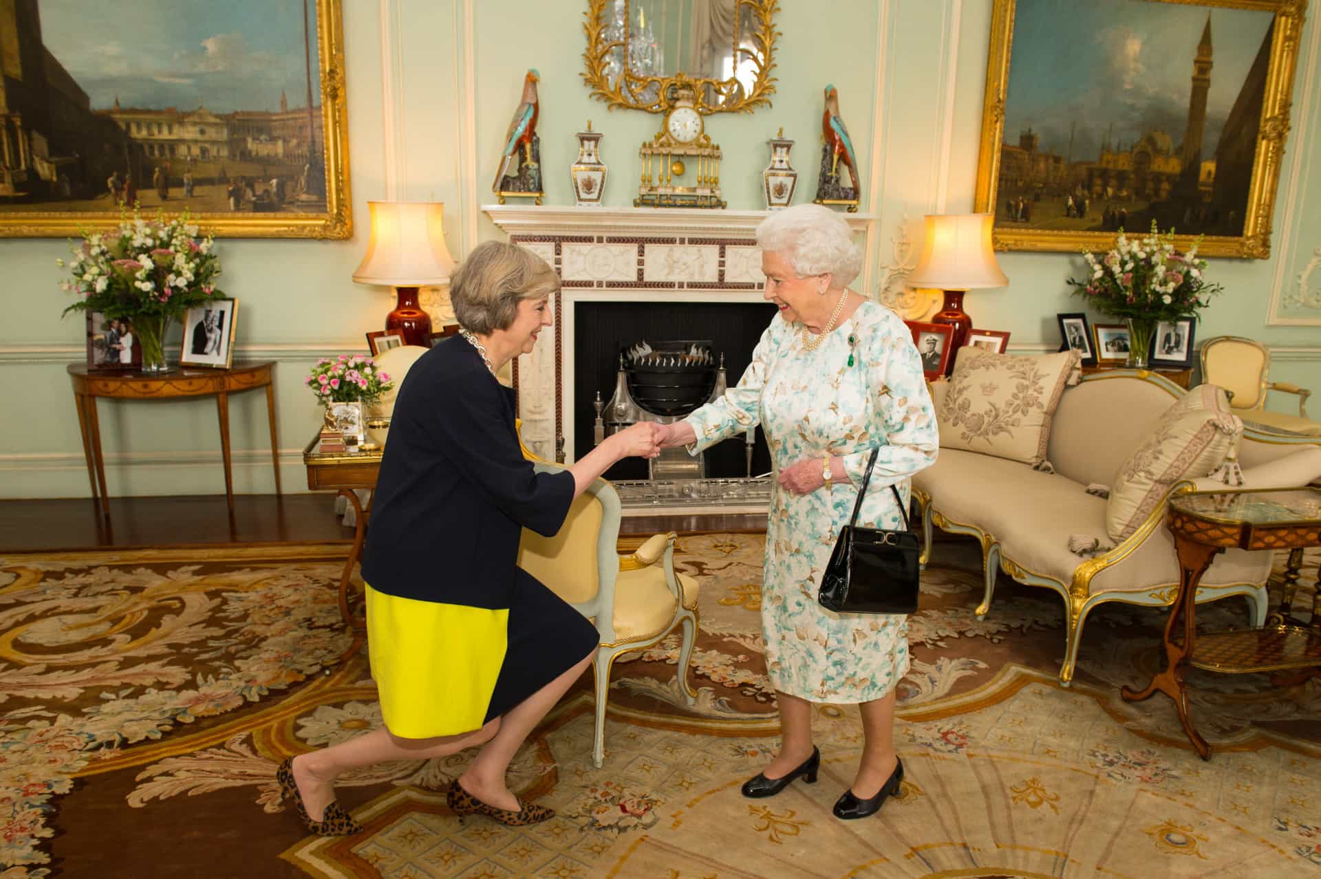 Queen Elizabeth II heißt Theresa May 2016 zum Start ihrer Audienz im Buckingham-Palast willkommen.