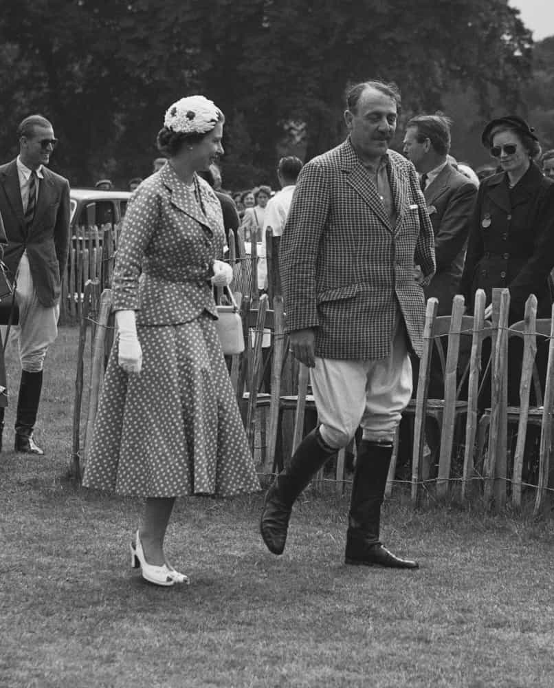 Der Gang zur königlichen Anlage während des Krönungspokal-Polospiels zwischen England und Argentinien am 21. Juni 1953.