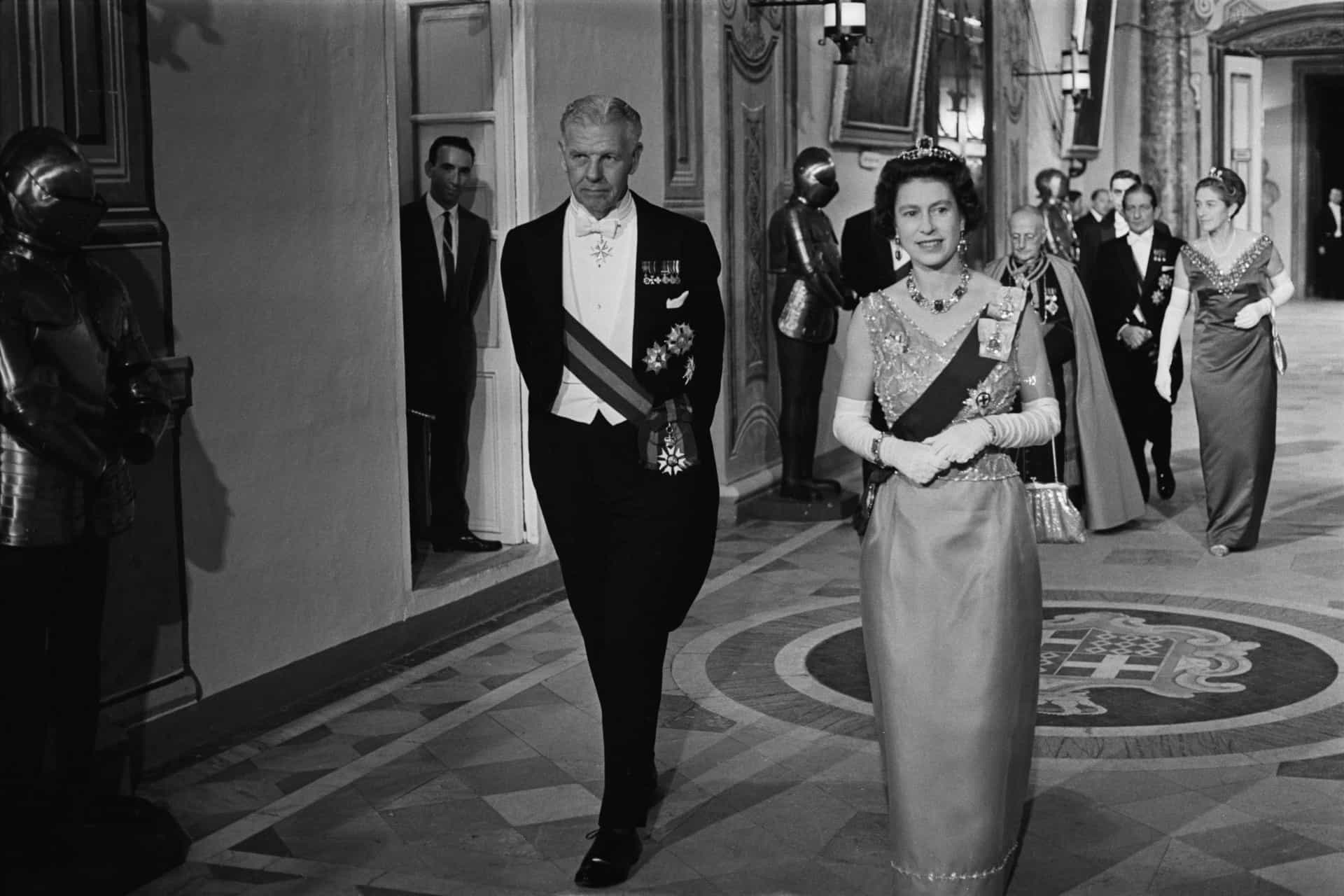 Königin Elisabeth II. nimmt bei einem Besuch in Malta 1967 an einem Bankett teil.