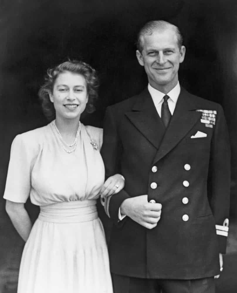 <p>Im Jahr 1947 verlobten sie sich mit Prinz Philip, der in eine griechisch-dänische Adelsfamilie geboren war. Das <a href="https://de.starsinsider.com/promis/371146/lebenslange-liebe-koenigin-elizabeth-ii-und-prinz-philip" rel="noopener">königliche Paar</a> heiratete in Westminster Abbey in London.</p>