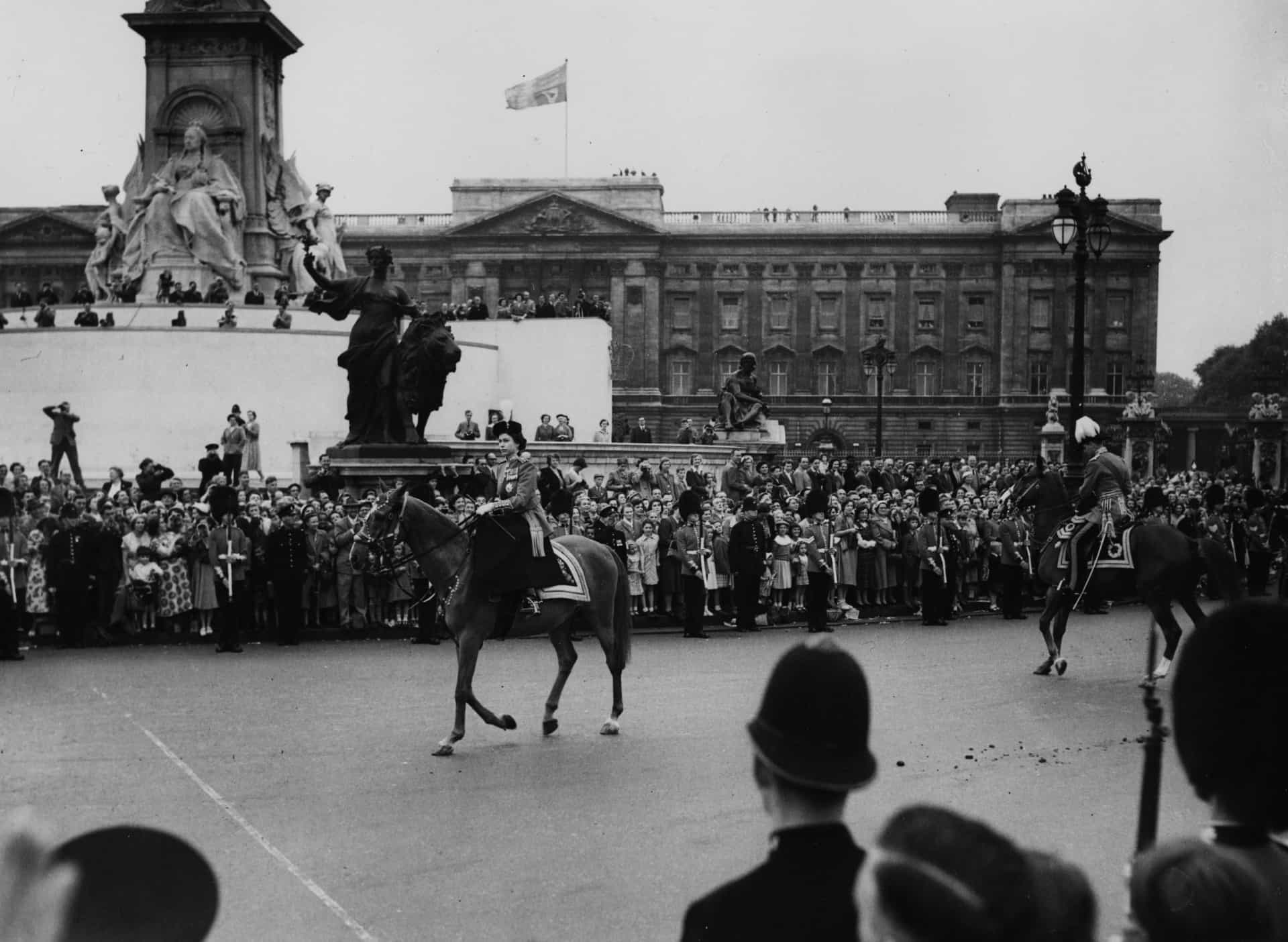 Königin Elisabeth II. reitet das Pferd Winston. Der Herzog von Edinburgh hinter ihr hat bei der Horse Guards Parade am 11. Juni 1953 Probleme mit seinem Pferd Yokefleet.