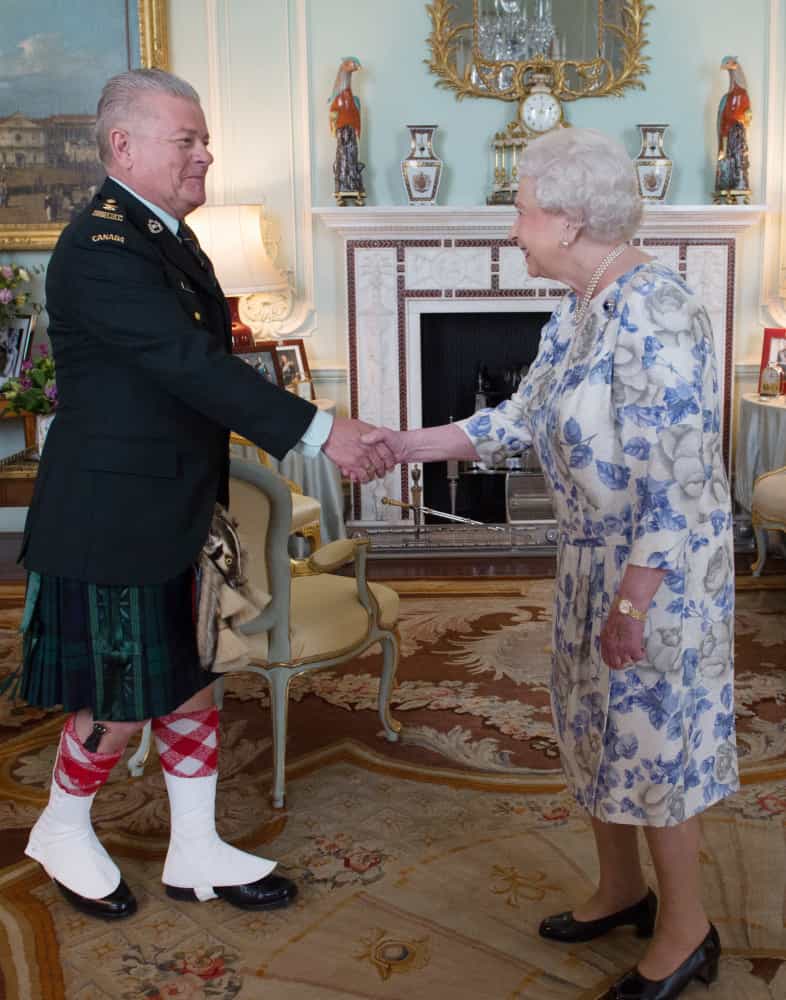 In ihrer Eigenschaft als Ehrenoberst der Argyll- und Sutherland Highlanders von Kanada empfängt die Königin 2015 Oberst Ronald Foxcroft im Buckingham-Palast.