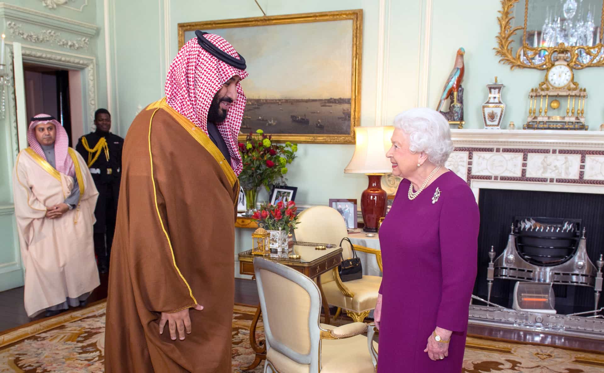 Die Queen heißt den saudischen Kronprinzen Mohammed bin Salman im März 2018 im Buckingham-Palast willkommen.