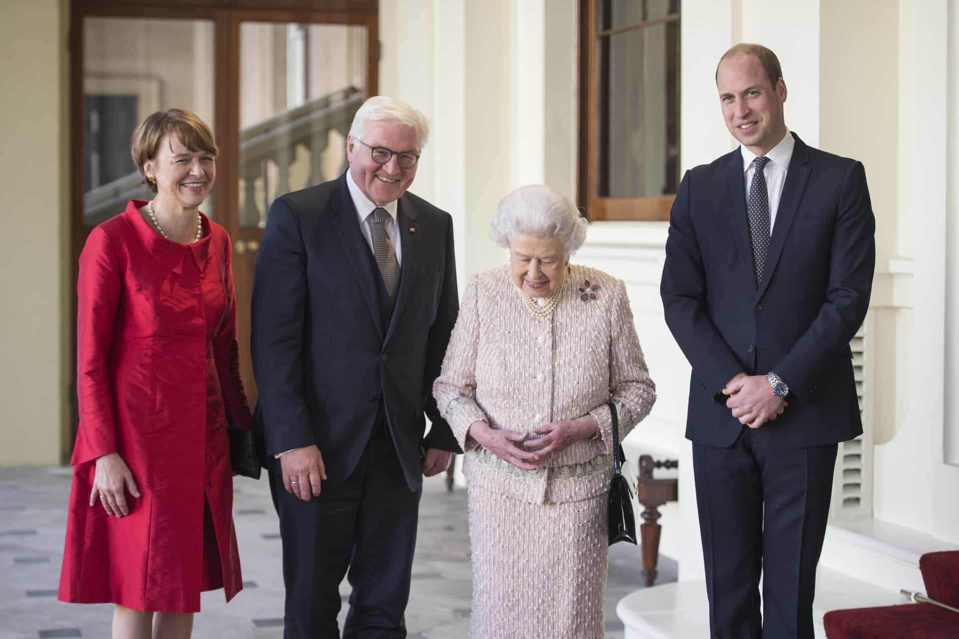 Königin Elisabeth II. und Prinz William, Herzog von Cambridge, begrüßen 2017 den deutschen Bundespräsidenten Frank-Walter Steinmeier und seine Gattin Elke Büdenbender im Buckingham-Palast.