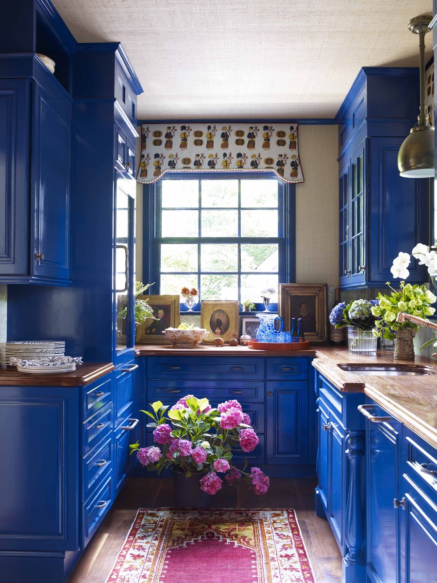 <p>At this Newport, Rhode Island, home designed by <a href="https://www.ruthiesommers.com/">Ruthie Sommers</a>, the bar cabinetry is lacquered a custom color from <a href="https://www.finepaintsofeurope.com/">Fine Paints of Europe</a>. The whimsical valence is covered a <a href="https://www.katieridder.com/products/fabrics.html">Katie Ridder fabric</a>. The grasscloth wallcovering on the walls and ceiling is from <a href="https://www.astek.com/">Astek</a>; the rug is from <a href="https://lawrenceoflabrea.com/">Lawrence of La Brea</a>. </p><p><a class="body-btn-link" href="https://www.amazon.com/Kotobuki-Lacquer-Serving-Tray-2-Inch/dp/B00CJV9RTS?tag=syndication-20&ascsubtag=%5Bartid%7C10069.g.28837805%5Bsrc%7Cmsn-us">Shop Now</a></p>