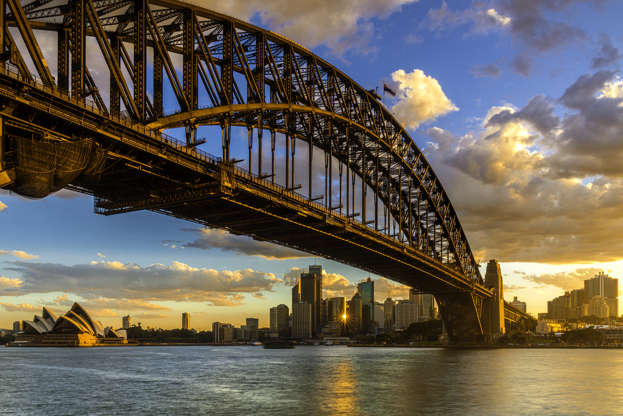 Slide 3 de 65: The amazing view of the Sydney Harbour Bridge and Sydney Opera House with the central business district in the horizon at sunset, Sydney, Australia.