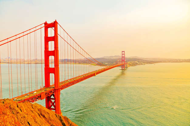 Slide 24 de 65: View of Golden Gate Bridge in San Francisco at sunset.