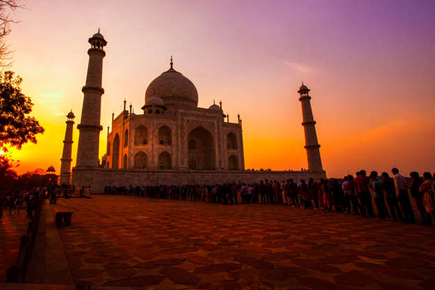 Slide 9 de 65: Tourists At Taj Mahal During Sunset