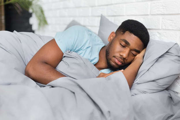 Dormir mucho podría causarte estos problemas de salud
