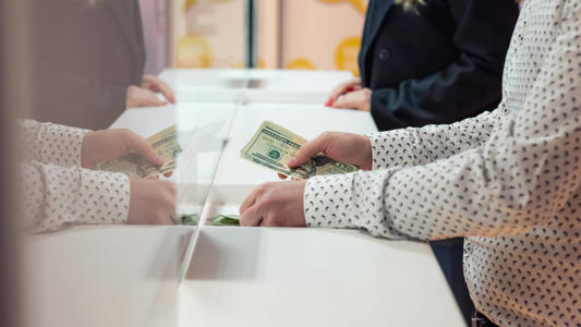 7 Things You Should Know If You Deposit More Than $10K Into Your Checking Account<br><br>