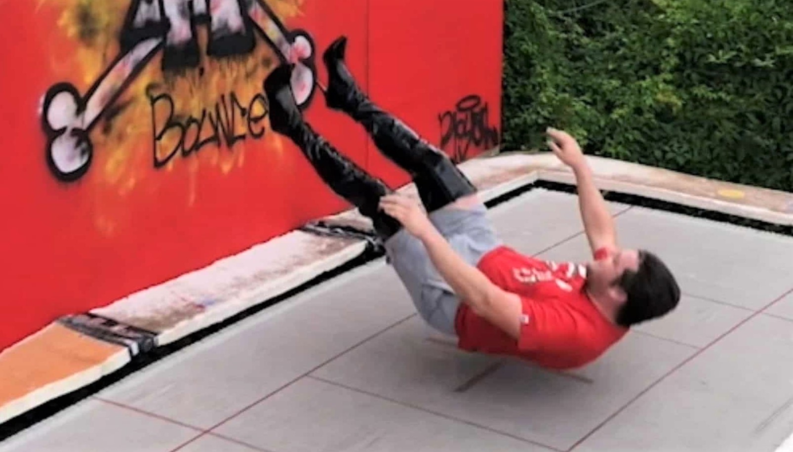 看靈活肥仔如何穿上高錚鞋玩雜技