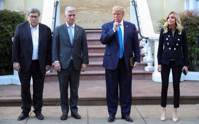 2020年6月1日，唐纳德·特朗普（Donald Trump）总统站在白宫对面的圣约翰主教教堂前，与政府官员合影。