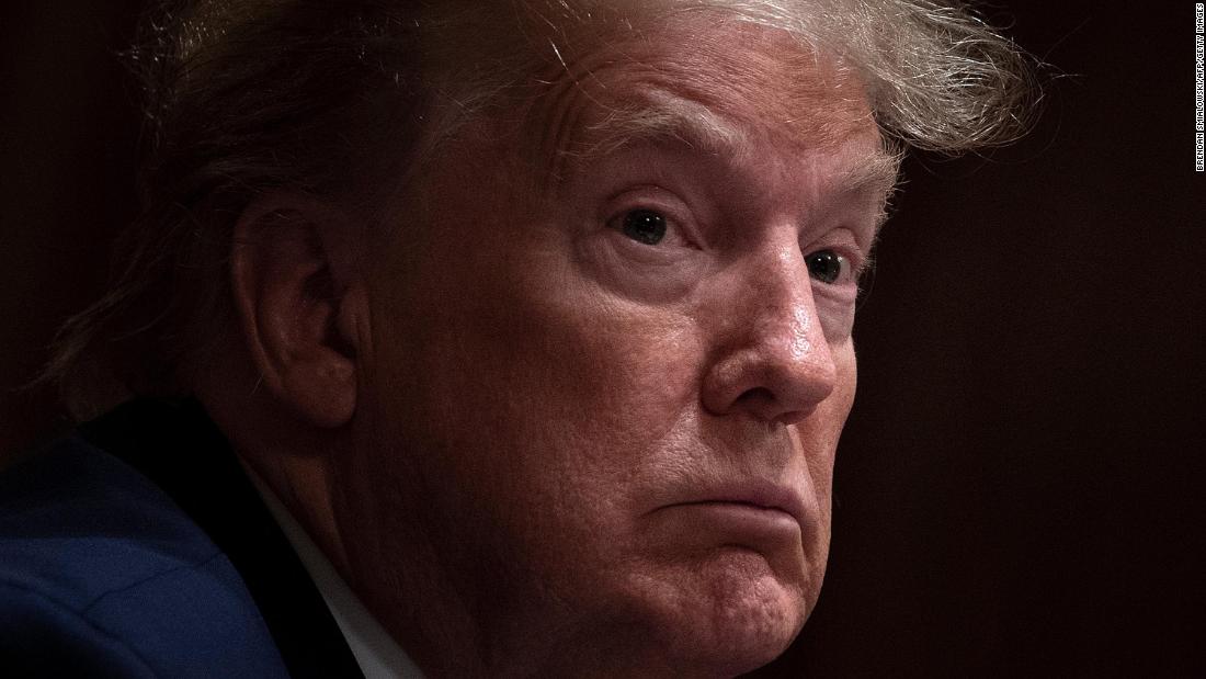 密切留着胡子的唐纳德·特朗普对着镜头：美国总统唐纳德·特朗普在2020年5月18日在华盛顿特区白宫内阁会议室举行的机会区会议上听。