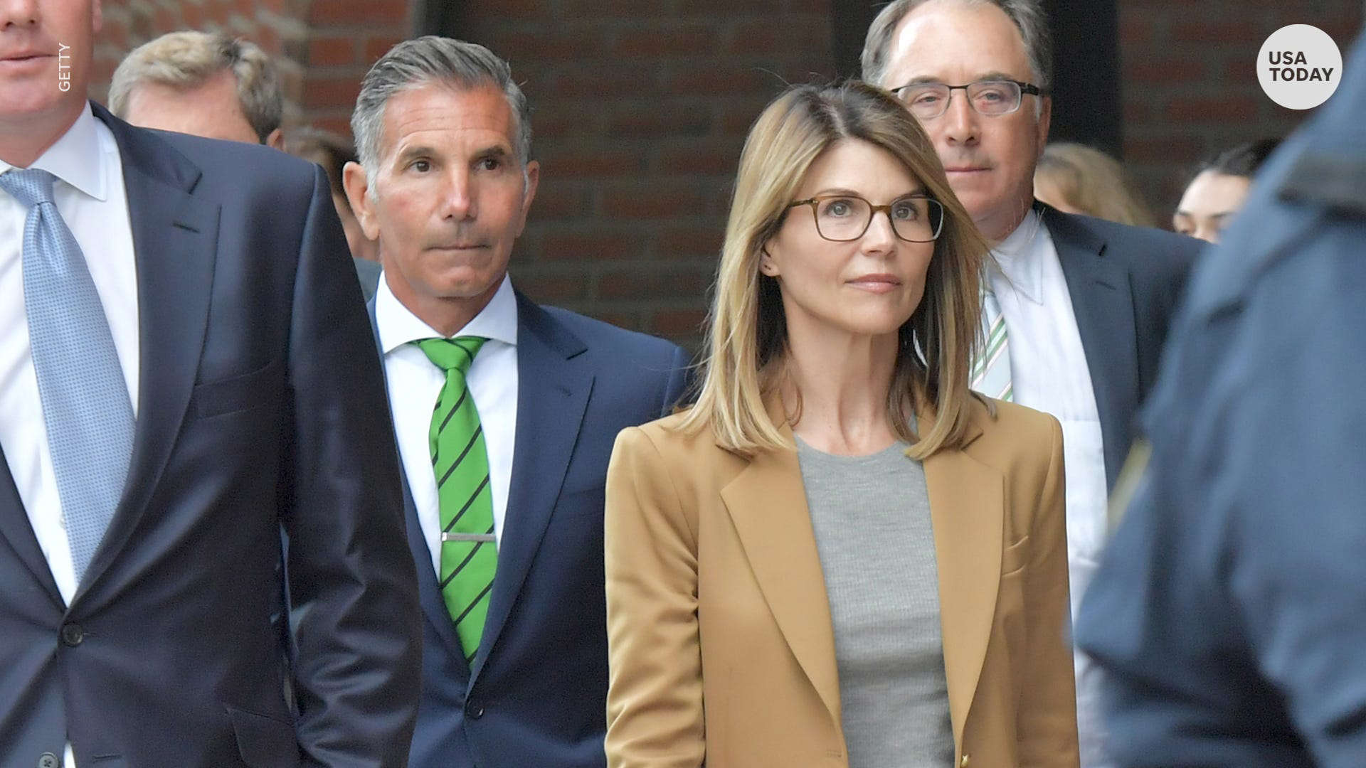 Lori Loughlin, Husband Mossimo Giannulli Sentenced to Prison in College Admissions Scandal BB14qbTA