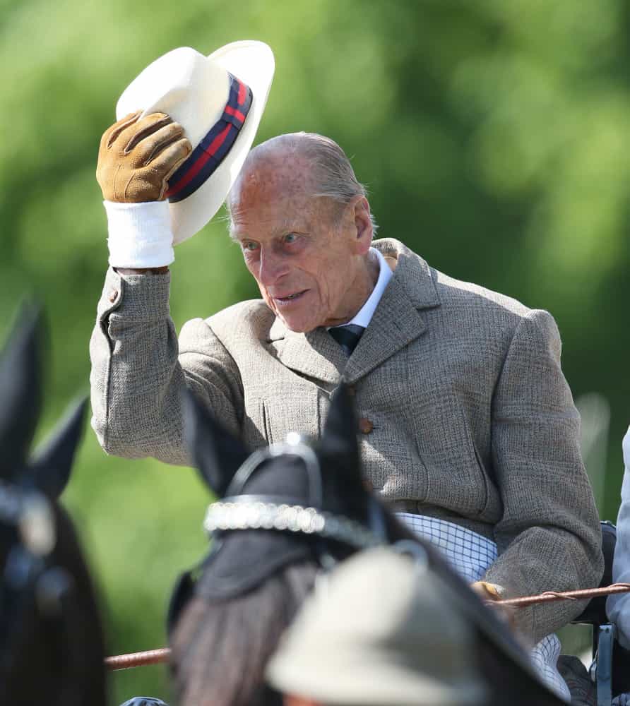 El príncipe Felipe, duque de Edimburgo, se quita el sombrero montado en su carruaje, durante The Royal Windsor Horse Show 2015, en Windsor.