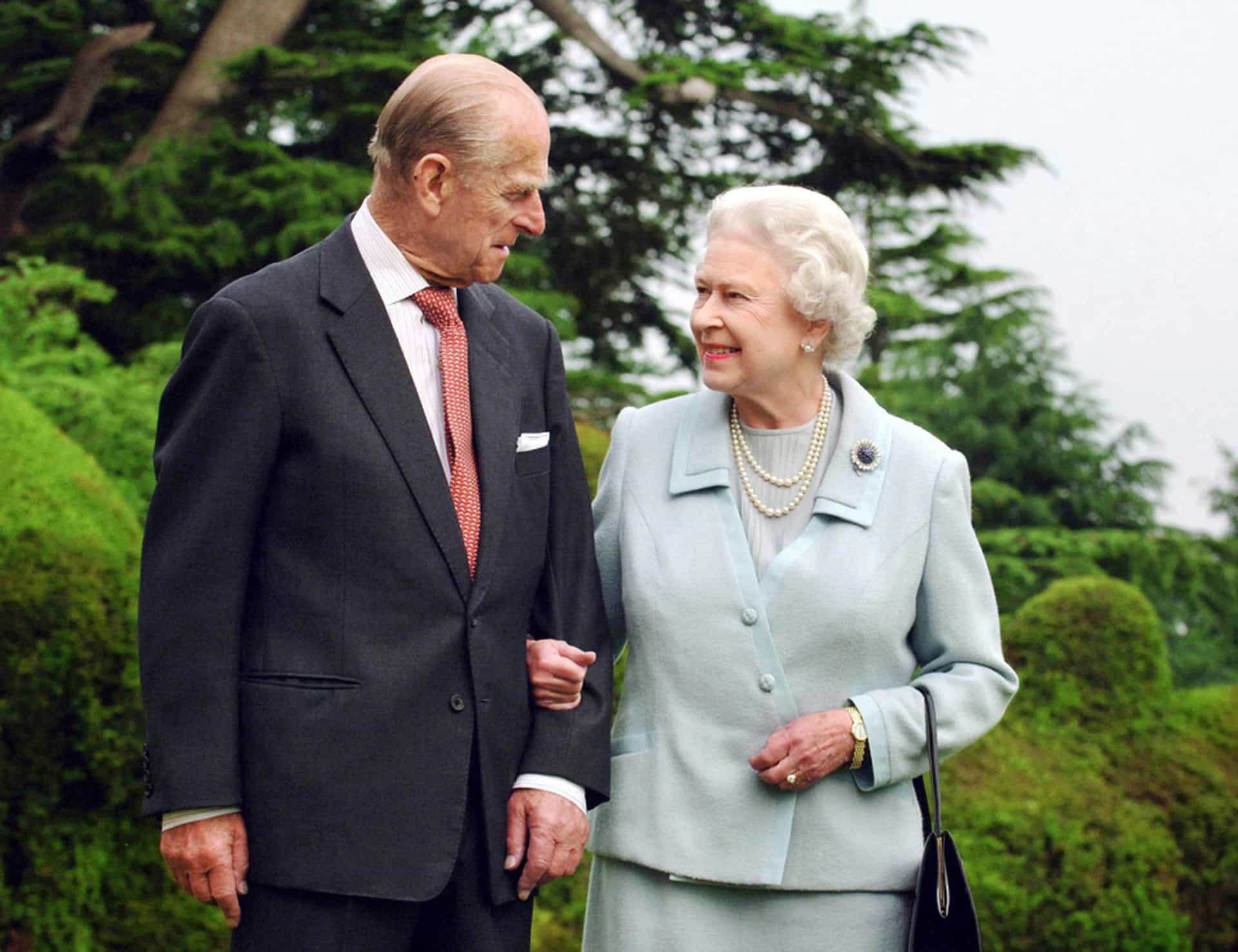 <p>La princesa Isabel y el duque de Edimburgo pasearon por Broadlands, al sur de Inglaterra, durante su <a href="https://es.starsinsider.com/preview/256610" rel="noopener">luna de miel</a>, en 1947.</p><p>Setenta años después, volvieron al mismo lugar.</p>