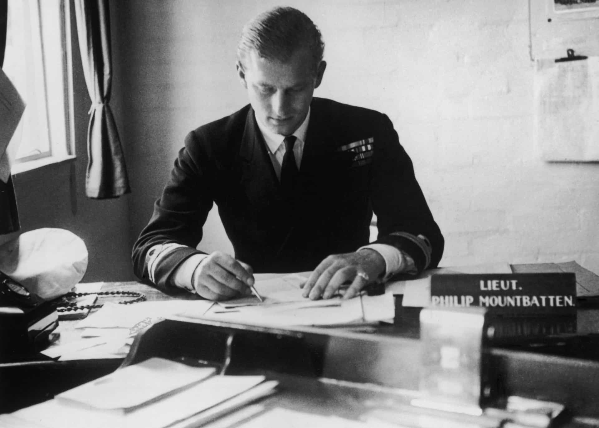 De uniforme y en su despacho en el Petty Officers Training Centre de Corsham (Inglaterra, 1947).