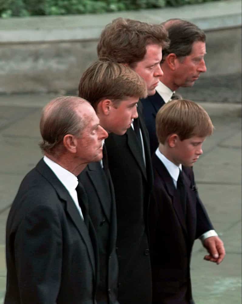 El príncipe Carlos, el príncipe Harry, Earl Spencer, el príncipe William y el duque de Edimburgo observando como llevan el ataúd de la princesa Diana a Westminster Abbey (Londres, 1997).