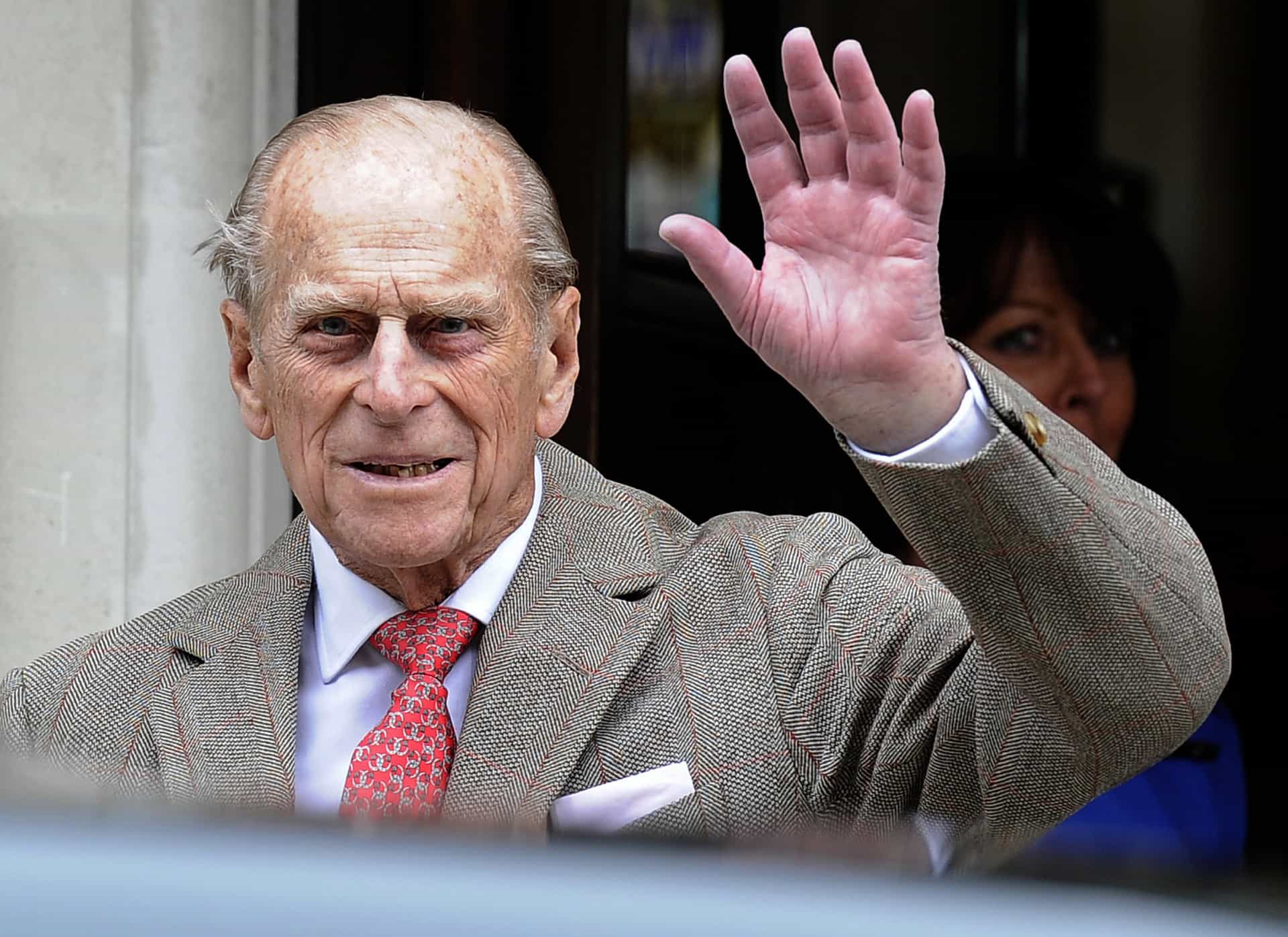 Saludando a su salida del hospital King Edward VII, en Londres, en junio de 2012, el día anterior a su 91.º cumpleaños.